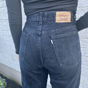  Levis Jeans - Baggy Fit - Snygga Svartblåa Levis jeans - Baggy Fit! Storlek W33L34 - MEN passar medium! Jag har small (w27) och de lite stora för mig! Skulle säga w29 Svartblå