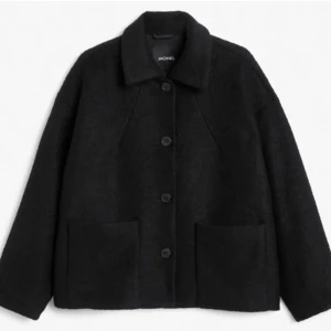 Monki kappa - Säljer denna kappa fast i MÖRKBLÅ, bra men användt skick, storlek xs man passar bra på en s också