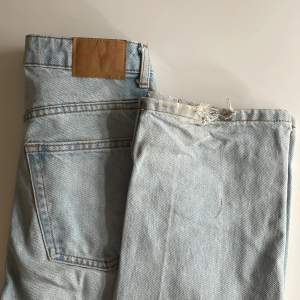 Raka jeans från weekday i snygg lite ljusare tvätt. Sitter snyggt i midjan och rumpan men inte för tight. Lägger sig även snyggt över skorna därav slitage längst ner. Dessa är i strlk W23L30