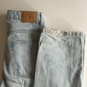 Weekday voyage jeans - Raka jeans från weekday i snygg lite ljusare tvätt. Sitter snyggt i midjan och rumpan men inte för tight. Lägger sig även snyggt över skorna därav slitage längst ner. Dessa är i strlk W23L30