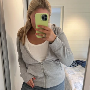 Zadig Hoodie  - Grå Zadig hoodie med dragkedja framtill och texten ”AMOUR” på baksidan👽🌚Går att styla på så många sätt!! Har själv bara så många redan men älskar denna verkligen!