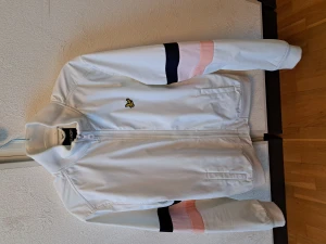 Vår jacka  - Fin vår jacka som man vuxit ur .  Använt sparsamnt så är som i nytt skick 