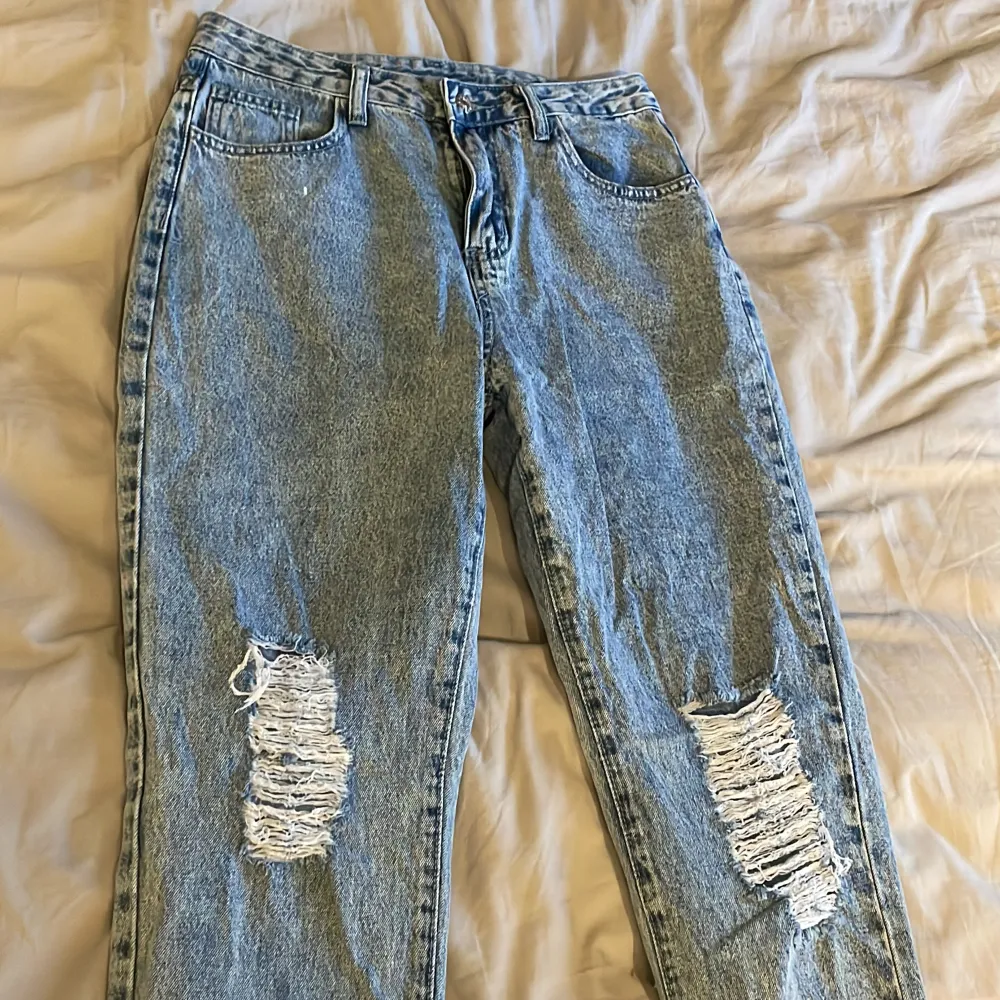 Hålla blåa jeans, från Shein.  Aldrig använda, alltså nyskick. Mjukt jeans material. Jeans & Byxor.