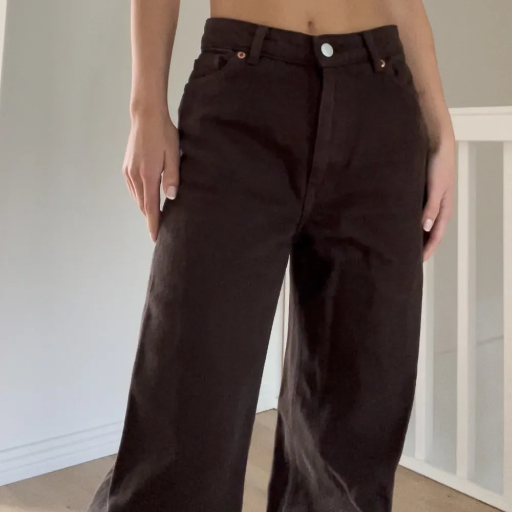 LÄS BIO!!! Bruna jeans från Monki i modellen ”Yoko”, köpta här på plick men knappt använda. Strl 24. Lite avklippta längst ner, byxorna går ner till golvet på mig som är 159 cm. Skriv gärna vid frågor eller för fler bilder! <3. Jeans & Byxor.