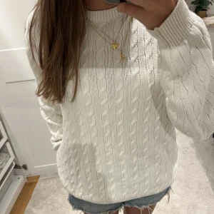 Stickad tröja - Säljer denna super mysiga stickade tröjan fårn Brandy🤍