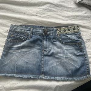 Dolce & gabanna jeanskjol - Säljer min aldrig använda vintage dolce & gabanna jeans kjol då den är för liten för mig. Den är sååå fin men är för liten i midjan.. Pris kan diskuteras! 🩵