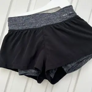 Tränings shorts från Oysho (köpta i Portugal). Storlek XS. E fast använda en gång. Så gott som nya.