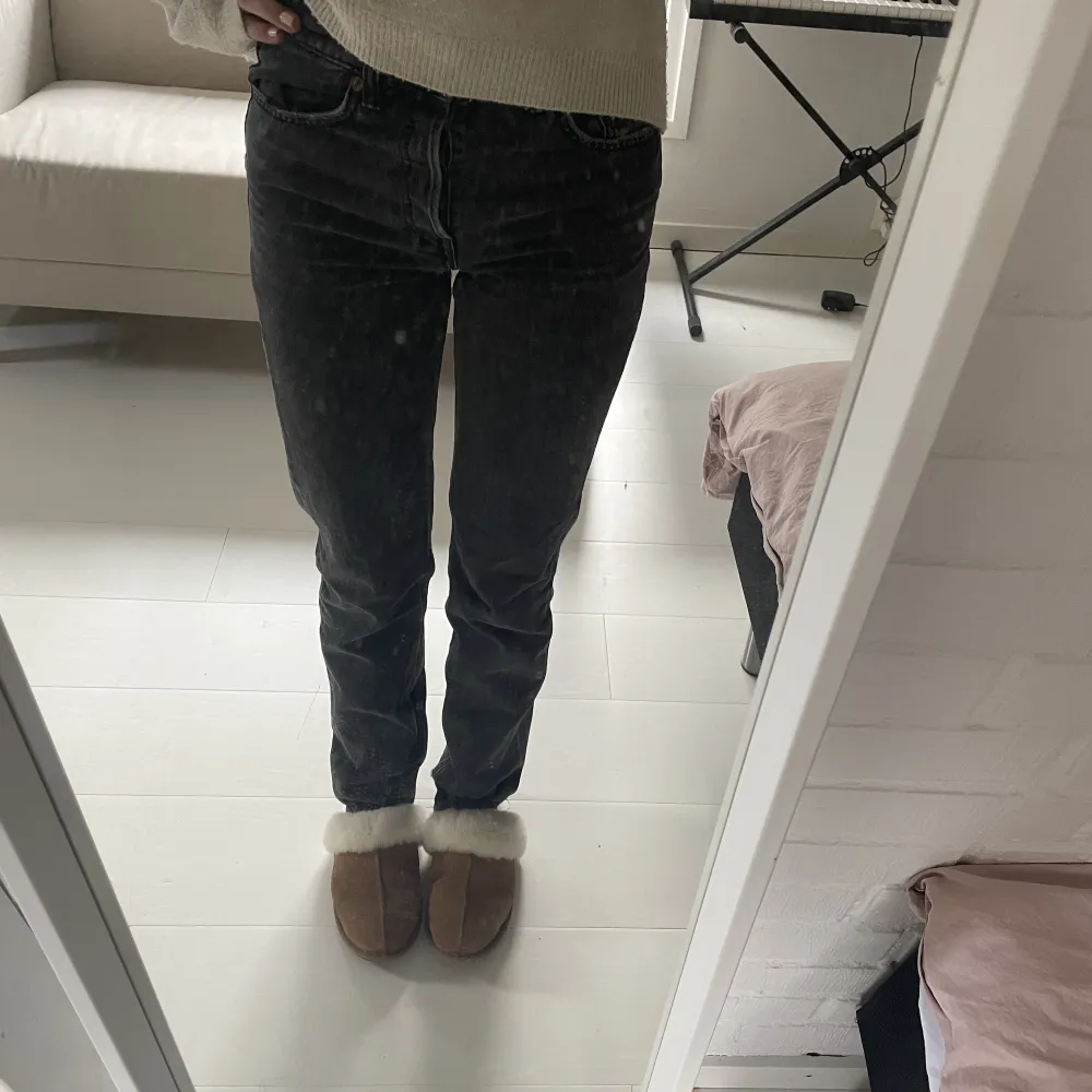 Så snygga mid rise straight jeans från zara, perfekt längd på mig som är 170cm! Dm för frågor och fler bilder 🩷. Jeans & Byxor.