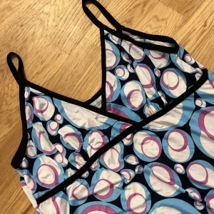 Vintage klänning  - Vintage klänning i nystick Jätte fina detaljer på den 