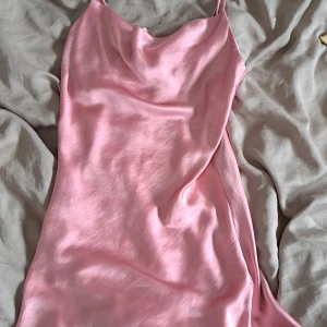 Gina tricot klänning - Klänningen har väldigt skönt och lufterat material, den glänser och är oanvänd pga att den är för liten och inte min stil längre. Originella pris runt 250 KR