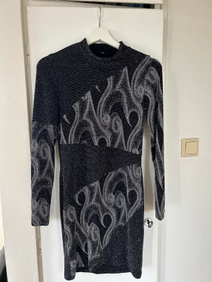 Glittrig klänning - Superfin glittrig klänning! Säljes då den tyvärr inte kommer till användning. 