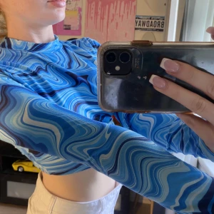 Blå croptop! - Vet du inte vad du ska ha på dig på festen? HÄR har du svaret ;) En cool blå croppad långärmad!  super skönt material. 