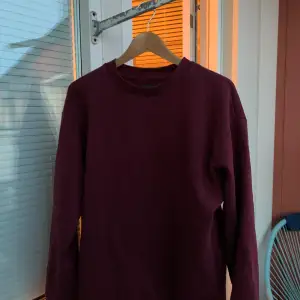 Vinröd tröja/sweatshirt från lager157 Storlek S Sitter stor i storleken, skulle säga att den är som en M/L