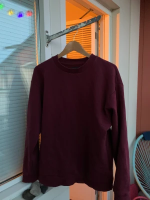 Vinröd tröja - Vinröd tröja/sweatshirt från lager157 Storlek S Sitter stor i storleken, skulle säga att den är som en M/L