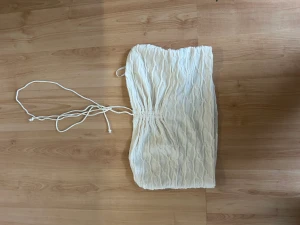 Tube top - Jötte fin tubetop med adjusterande band i mitten!!