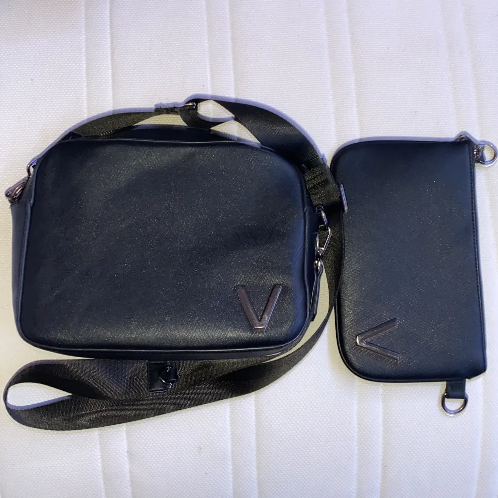 Den är köpt från Valentinos originala hemsida över 1500kr den är riktigt stort med ett annat liten väska på om man vill ha på eller inte. Den är bara använd i 5 månader och är i ett bra användning och får plats med massa stora föremål . Väskor.