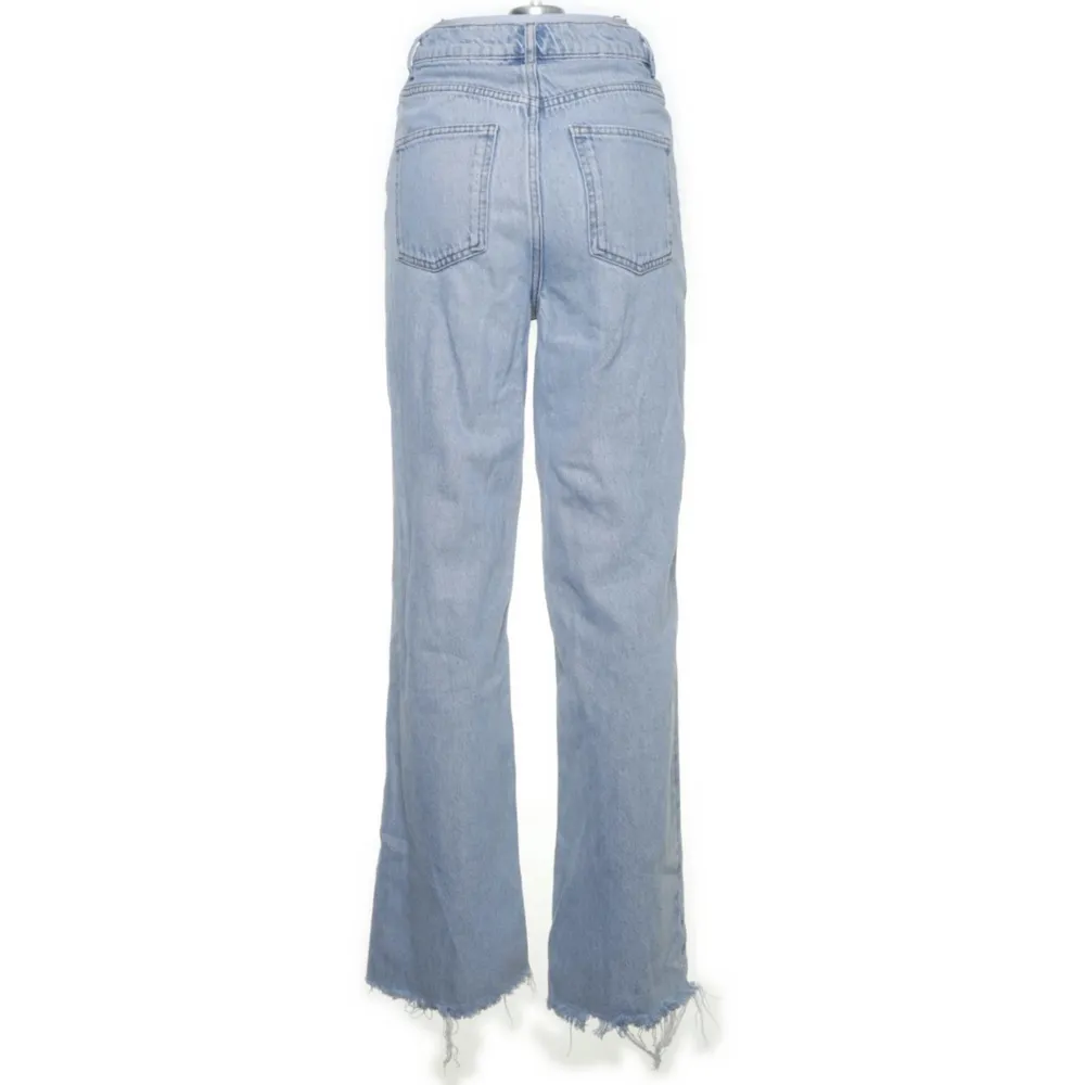 Jeans från Zara i storlek 36.. Jeans & Byxor.