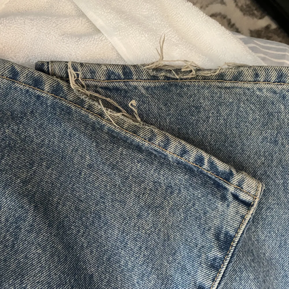 Ascoola baggy raka jeans ifrån weekday med sned knäppning! Midwaist🫶🏻bra längd på mig som är 1,72!  Lite slitna bak nertill men annars i toppenskick😇 Nypris 599:- . Jeans & Byxor.