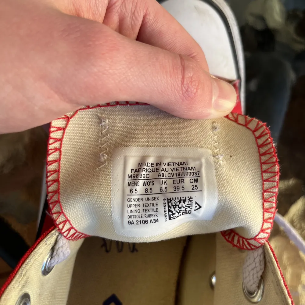 Tjena, säljer nu min syrras feta Converse skor i färgen röd. Som nämnt är skorna i ett väldigt gott skick då de inte har används jättemycket, används i ca 3-4 månader. Inga djur hemma🐾 Vid frågor eller liknande är det bara att kontakta!. Skor.