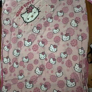 Hello kitty påslakan - Till kudde och täcke! Bra skick och kommer självklart vara tvättat innan jag postar. Den har inga fläckar/hål :)
