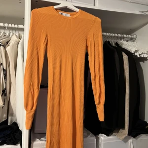 Klänning från ZARA  - Maxilång klänning i gott skick. Väldigt stretch, passar även M. 