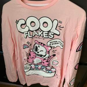 En långärmad tröja med roligt print på sig från; Coolshirtz ”cool flakes”  i XL (extra large) 
