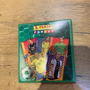 Fotbollskort  - 5 st fotbolls kort. De ingår en affisch och klistermärken!❤️❤️❤️