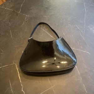 Glansig svart handväska - Otroligt snygg handväska, har två lika så en säljer jag