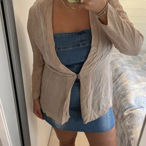 Ljusrosa fest blus - En lång blus med spänne i mitten💕💕 Perfekt att spica upp en fest outfit!! Glitter på sidorna och kristaller i spännet! Så sjukt fin 