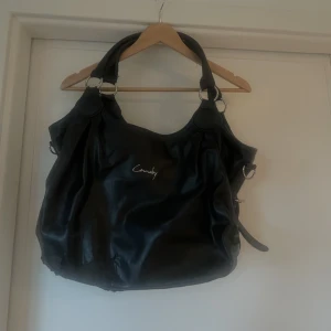 väska  - Skinnet har börja lossna 