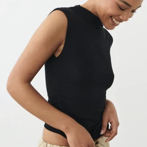 Topp - Säljer en helt ny topp från Gina som aldrig är använd!