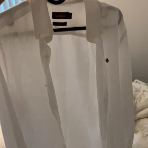 Morris linne skjorta  - En Morris linne skjorta Använd 1 gång skick 10/10  Storlek S  Nypris 1299kr Kan sänka till 299 + frakt vid snabb betalning via swish 