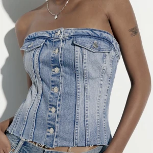 Jeans topp - Säljer denna jeanstoppen från Zara. Köpte den i somras men kommer inte till användning längre. Köpt för 329 kr, säljer för 200 + frakt☺️