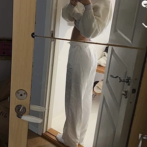Satinbyxor na-kd - Så snygga mönstrade (se sista bilden) satinbyxor från na-kd i strl 36! Aldrig använd så helt nya i skicket!❤️ jag är 171 cm lång🤍 så snygga till ett par balla sneakers & en stor stickad tröja!!! Använd gärna köp nu🩷