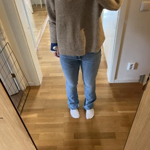 Lågmidjade jeans  - Jeans från Bershka i storlek 36 dock sitter som 34:) köpta på plick men bara provade efter jag fått dom, ej använda!🤍inga defekter eller något säljer pga dom är lite försmå för mig💞