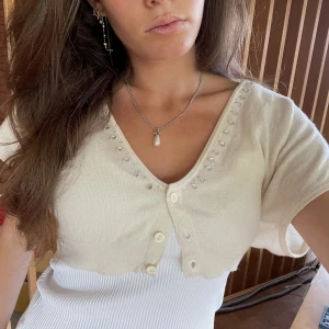 Bolero med stenar - Funderar på att sälja min bolero kofta med stenar/diamanter. Den är ifrån Noa Noa och i jättbra skick -alla stenar sitter kvar. Perfekt över en fest topp!