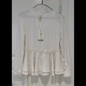 Vit blus - oanvänd! - Hel vit blus som är oanvänd (med etikett) i storlek 38. Priset kan diskuteras.