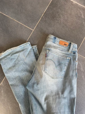 Levis jeans  - Midjemått: 75 cm Innerbenslängd: 81   Om ni har några andra frågor skriv privat!💗💗