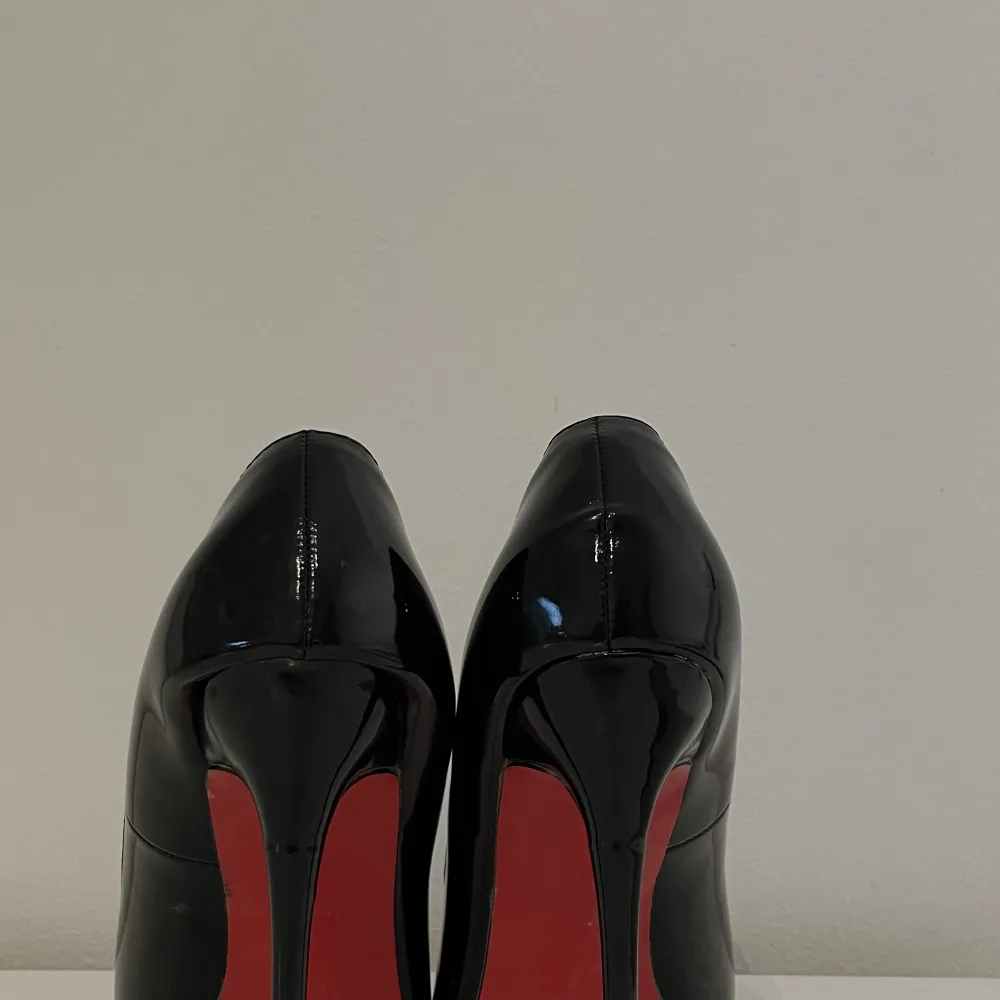 Svarta Christian Louboutin klackskor i mycket fint skick, aldrig använda ute och endast provade inomhus.. Skor.