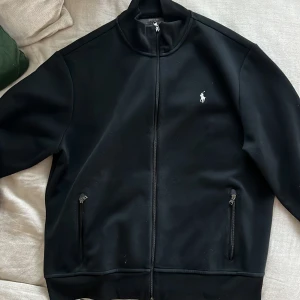 POLO RALPH LAUREN ZIP KOFTA HERR - Knappt använd Polo Ralph lauren zip kofta i storlek XL. Ordinarie pris 1600kr 