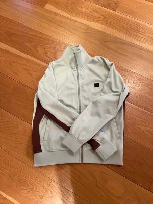 Acne studios, acne, cardigan, zipper, halfzip, Stockholmsstil - En unik acne zipper. Köpt på acne archives och använd fåtal gånger då den är för liten. Storleken är xs men acne’s storlekar är mindre så den sitter som en s/m. Pris kan diskuteras:)