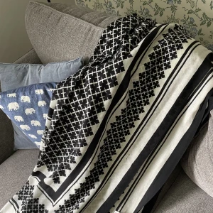 Malene Birger Julee scarves - I mycket fint skick. Bara en tråddragning som man inte tänker på. Nypris 1100kr. 