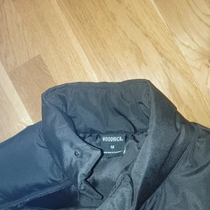 Hoodrich Väst - Nu säljer jag min fina hoodrich väst, eftersom jag aldrig använt den och har massa andra kläder som jag hällre använder. Jag köpte den för 1100 ny. Pris för väst 650, går att pruta. Kvitto⛔️ Kom privat för funderingar kring väst och pris.