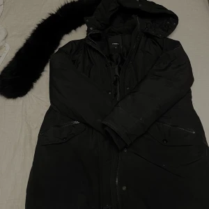 Svart rockandblue jacka - En svart vinter jacka som går vid låren och varm, inte så jätte använd  kan prata om priset och fler bilder kan skickas , äkta päls och alla dragkedjor funkat som vanligt 