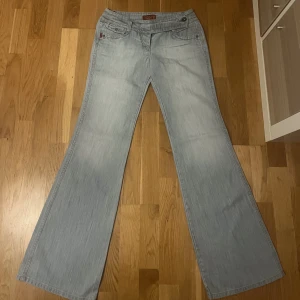 2000s low waist jeans - Ett par lågmidjade vintage Gant jeans i storlek 38, men skulle säga att de är 34-36. Väldigt bra kvalitet då de aldrig är använda av mig eftersom de är för små ( har storlek 36-38 på jeans i vanliga fall) vilket är anledningen till att jag säljer de. 