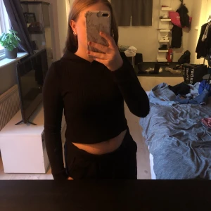 Stickad huvtröja  - Säljs då den är förliten, fint skick storlek 158-164