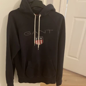 Gant hoodie - Knappt använd gant hoodie i strl S och i färgen marinblå.