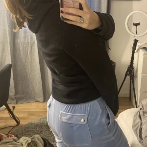 Juixy  - Blå juicy byxor i storlek m. + blå tröja. 650 kr ❤️