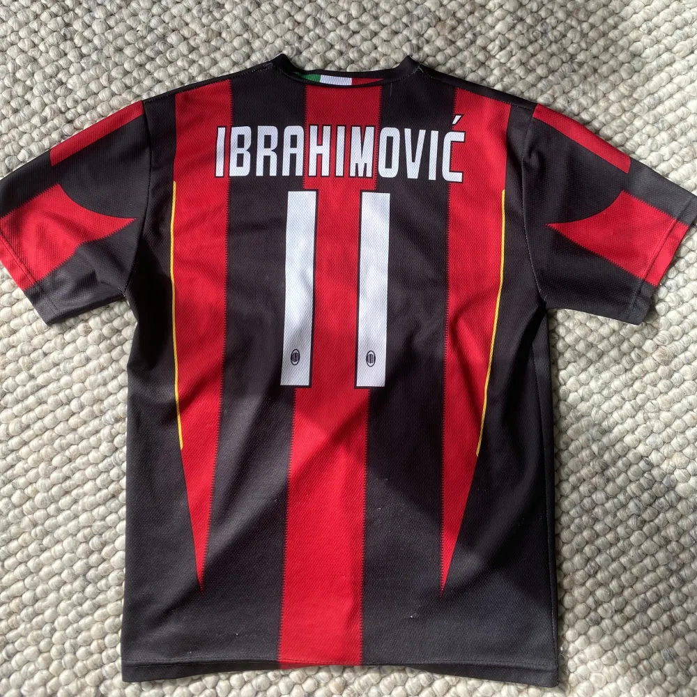 Säljer nu en riktigt schysst AC Milan Tröja, med Zlatan Ibrahimovic på ryggen!. T-shirts.
