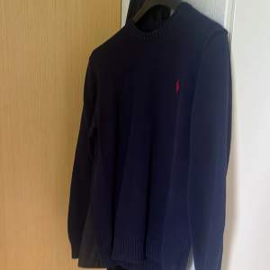 En Ralph Lauren polo tröja som endast använts ett par gånger på grund av inte min storlek längre. Mycket fint skick och nästan helt ny. Nypris ca: 1200kr. Mitt pris: 399kr
